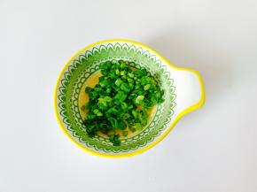 小葱洗净切丁。