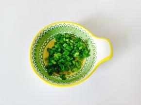 小葱洗净切丁。
