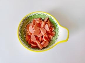 火腿肠对半切开再切片。