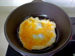 热锅热油放入鸡蛋液。