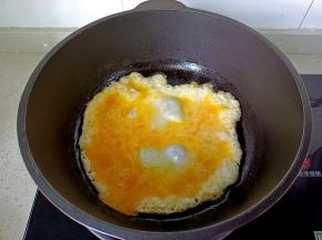 热锅热油放入鸡蛋液。