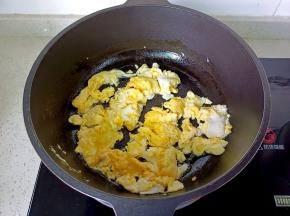 用铲子快速炒散。