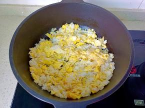 用铲子把米饭炒散。