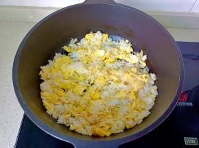 用铲子把米饭炒散。