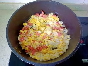 加入火腿肠翻炒。