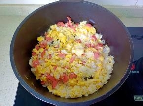 加入火腿肠翻炒。