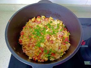 大火快翻炒均匀，撒葱花起锅。