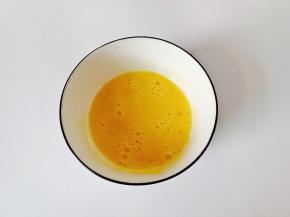 用筷子给鸡蛋打散。