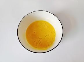 用筷子给鸡蛋打散。