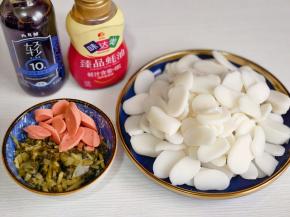 准备食材，火腿切片。