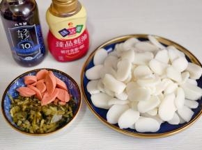 准备食材，火腿切片。