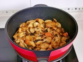 年糕烧熟即可关火。