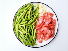 蒜苔洗净切段，大蒜切片。