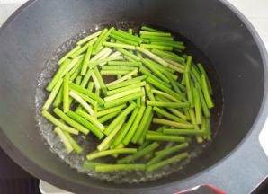 锅中烧开水，加一点点油盐，放入蒜苔焯水30秒捞出。