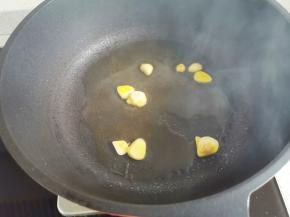 锅中烧开水，爆香大蒜，