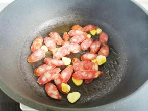 加入香肠炒至透明，