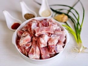 准备食材，排骨泡冷水，将血水泡出。