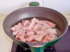 排骨冷水下锅。