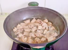 加入料酒将排骨煮熟，捞出用温水冲洗干净。