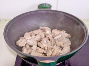 起油锅加入排骨煎至微黄。