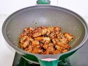 快速翻炒两分钟出锅。