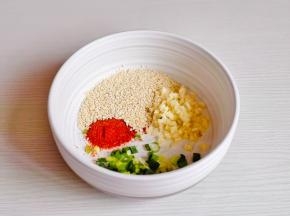 蒜，葱去皮切好放入碗中。