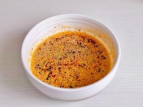 按个人口味加入盐搅拌均匀，加半碗温水。。