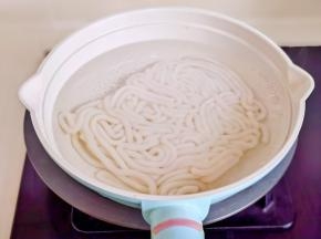 锅中水烧开下土豆粉。