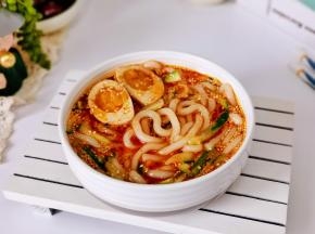 把土豆粉捞出放入酸汤中，加点黄瓜丝，溏心蛋。