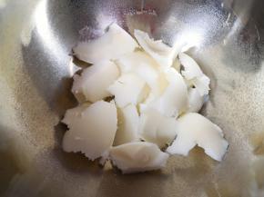 打蛋盆里放入猪油（自己熬的猪油特别好）。