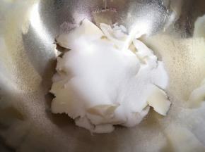 加入细砂糖。
