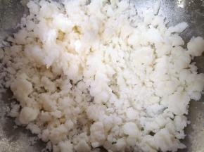 用电动打蛋器低速搅打，让猪油和细砂糖混合均匀。