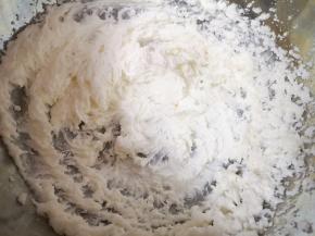 再高速打发至猪油变至蓬松状。