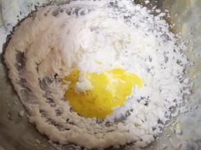 分两次加入全蛋液。