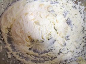 打发至猪油变至奶油状。