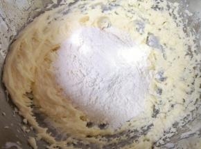 低筋面粉、小苏打和泡打粉提前混合均匀，分三次筛入。