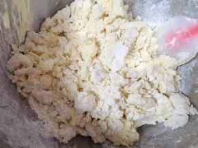 用硅胶刮刀翻拌至絮状。