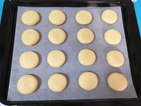 烤箱上下管170度预热，烤盘里铺上油纸，面团分成25g一份，放在油纸上。