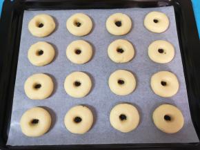 用手在桃酥面团中间戳个窝，放入熟黑芝麻。