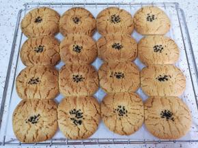 刚刚出炉的桃酥不要动，因为有点软容易碎，等到凉透以后就变得酥脆了。