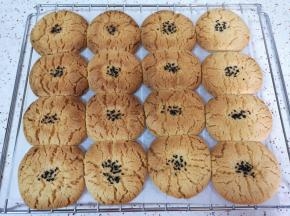 刚刚出炉的桃酥不要动，因为有点软容易碎，等到凉透以后就变得酥脆了。