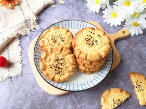 第一盘放的有点挤，第二盘距离留的大了一些，出来的桃酥形状更好看。