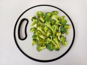 西兰花在盐水中浸泡一下，清洗的更加干净，清洗好的西兰花切成小块。