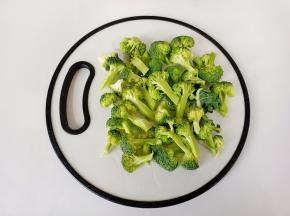 西兰花在盐水中浸泡一下，清洗的更加干净，清洗好的西兰花切成小块。