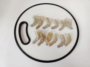 对虾剥壳，在虾背划一下。