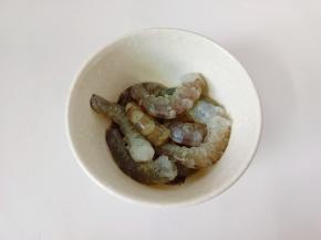 把剥好的对虾放在碗里。