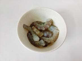 把剥好的对虾放在碗里。