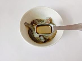 加上料酒一勺。