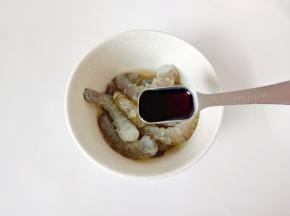加上生抽一勺，腌制十分钟。