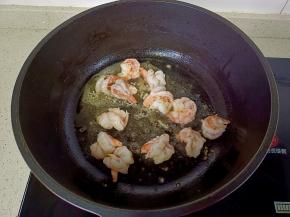 热锅凉油放蒜泥爆香，再放入虾仁翻炒到变色。